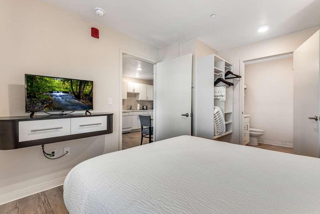 Parks Residential Denver Centennial Room photo